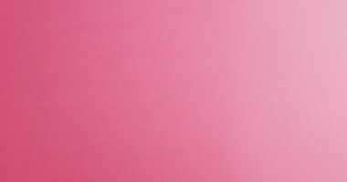 Pembe arka planda pembe kurdele tutan beyaz bir kadının elleri. tıp, sağlık, kanser farkındalığı konsepti dijital olarak üretilen video.