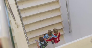 Kafkas oğlanların üst katta koştuğunu gösteren bir video. ilköğretim, bilgi ve öğrenme kavramı.