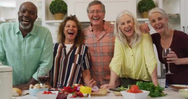 Mutfakta yemek hazırlayan mutlu kadın ve erkek kıdemli arkadaşların animasyonu. Emeklilik yaşam tarzı, arkadaşlarla kaliteli zaman geçirme.