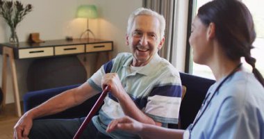 Kadın doktorla sopayla konuşan mutlu, Kafkasyalı son sınıf öğrencisinin animasyonu. Yaşlılar sağlığı ve huzurevi konsepti dijital olarak oluşturulmuş video.