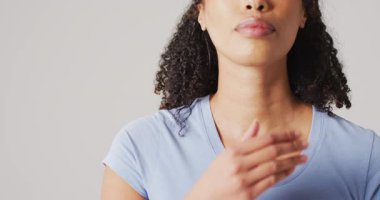 Beyaz arka planda boynuna dokunan kadının videosu. küresel tıp ve sağlık konsepti.