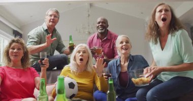 Televizyonda Amerikan futbolu maçı izlerken farklı kıdemli arkadaşların tezahürat yapmasının animasyonu. Emeklilik yaşam tarzı, arkadaşlarla kaliteli zaman geçirme.