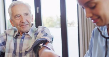 Kafkasyalı yaşlı adama baskı yapan mutlu kadın doktor animasyonu. Yaşlılar sağlığı ve huzurevi konsepti dijital olarak oluşturulmuş video.