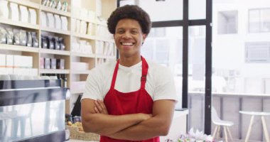 Kahve dükkanında duran mutlu garsonun animasyonu. Kahve ve fil dükkanı, küçük bağımsız işler yürütüyor..