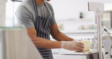 Peynir tartan bir garsonun orta bölümünün animasyonu. Kahve ve fil dükkanı, küçük bağımsız işler yürütüyor..