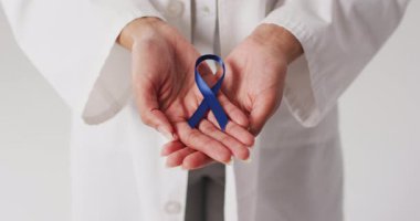 Mor pankreas kanseri kurdelesi tutan kadın doktorun videosu. küresel tıp ve sağlık konsepti.