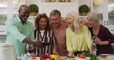 Mutlu kadın ve erkek son sınıf arkadaşlarının akıllı telefon kullanarak yemek hazırlama animasyonları. emeklilik yaşam tarzı, arkadaşlarla ve teknolojiyle kaliteli zaman geçirme.