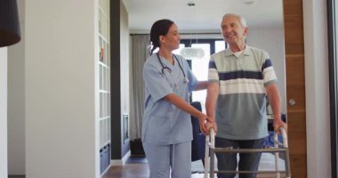 Kafkas kıdemli adamla ilgilenen mutlu kadın doktorun animasyonu. Yaşlılar sağlığı ve huzurevi konsepti dijital olarak oluşturulmuş video.