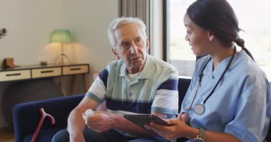 Kafkasyalı kıdemli bir adamla ilaçlardan bahseden mutlu kadın doktorların animasyonu. Yaşlılar sağlığı ve huzurevi konsepti dijital olarak oluşturulmuş video.