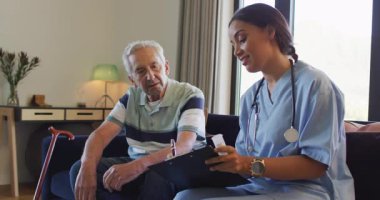 Kafkasyalı kıdemli bir adamla ilaçlardan bahseden mutlu kadın doktorların animasyonu. Yaşlılar sağlığı ve huzurevi konsepti dijital olarak oluşturulmuş video.