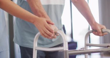 Kafkasyalı kıdemli bir adamla ilgilenen kadın doktorun el animasyonu. Yaşlılar sağlığı ve huzurevi konsepti dijital olarak oluşturulmuş video.