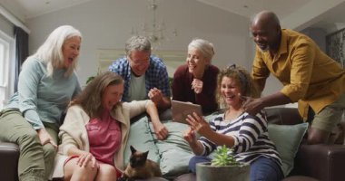 Evde tablet kullanan mutlu kadın ve erkek kıdemli arkadaşların animasyonu. emeklilik yaşam tarzı, arkadaşlarla ve teknolojiyle kaliteli zaman geçirme.