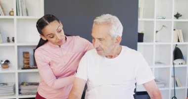 Kafkas kıdemli bir adamla egzersiz yapan mutlu kadın fizyoterapistin videosu. Yaşlılar sağlığı ve huzurevi konsepti dijital olarak oluşturulmuş video.