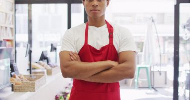 Kahve dükkanında duran mutlu garsonun animasyonu. Kahve ve fil dükkanı, küçük bağımsız işler yürütüyor..