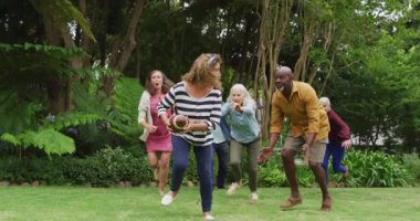 Bahçede Amerikan futbolu oynayan mutlu kadın ve erkek son sınıf arkadaşlarının animasyonu. Emeklilik yaşam tarzı, arkadaşlarla kaliteli zaman geçirme.