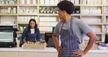 Kahve dükkanında duran mutlu garsonun animasyonu. Kahve ve fil dükkanı, küçük bağımsız işler yürütüyor..