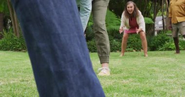 Bahçede Amerikan futbolu oynayan mutlu kadın ve erkek son sınıf arkadaşlarının animasyonu. Emeklilik yaşam tarzı, arkadaşlarla kaliteli zaman geçirme.