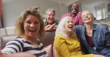 Mutlu kadın ve erkek son sınıf arkadaşlarının akıllı telefonuyla selfie çektikleri animasyon. emeklilik yaşam tarzı, arkadaşlarla ve teknolojiyle kaliteli zaman geçirme.