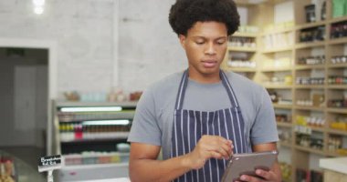 Kahve dükkanında tablet kullanan düşünceli garsonun animasyonu. Kahve ve fil dükkanı, küçük bağımsız işler yürütüyor..