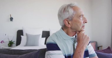 Kameraya bakan düşünceli, beyaz bir adamın canlandırması. emeklilik ve yaşlı yaşam tarzı konsepti dijital olarak oluşturulmuş video.