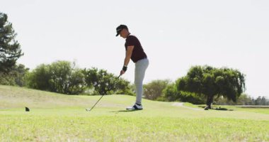 Golf oynayan beyaz adamın videosu dosyalanmış. spor, aktif yaşam tarzı ve golf konsepti.