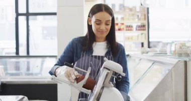 Et doğrama makinesi kullanan mutlu garsonun animasyonu. Kahve ve fil dükkanı, küçük bağımsız işler yürütüyor..