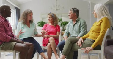 Çeşitli kadın ve erkek yaşlıların destek grubunda toplanması. beraberlik, destek, yardım ve yaşlıların ruh sağlığı.