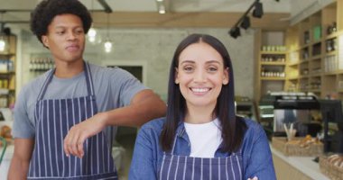 Kafedeki mutlu kadın ve erkek garsonların animasyonu. Kahve ve fil dükkanı, küçük bağımsız işler yürütüyor..
