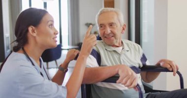 Kafkas kıdemli adamla ilgilenen mutlu kadın doktorun animasyonu. Yaşlılar sağlığı ve huzurevi konsepti dijital olarak oluşturulmuş video.