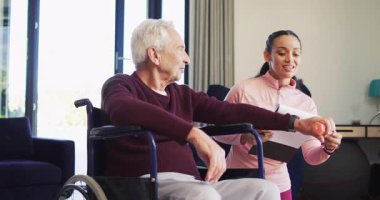 Kafkas kıdemli bir adamla egzersiz yapan mutlu kadın fizyoterapistin videosu. Yaşlılar sağlığı ve huzurevi konsepti dijital olarak oluşturulmuş video.