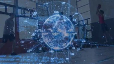 Basketbol takımı geçtikten sonra antrenman yaparken holografik veri küresi sahanın üstünde dönüyor. Spor, takım çalışması, veri görselleştirme, yenilik, analitik, eğitim, teknoloji