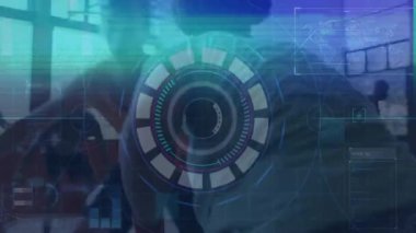 Yüksek çözünürlüklü izleme cihazı salyalarını akıtıyor ve spor analitiğini gösteren çembere doğru sıçrıyor. Atletik, rekabetçi, dinamik, stratejik, takım çalışması, fitness, modern