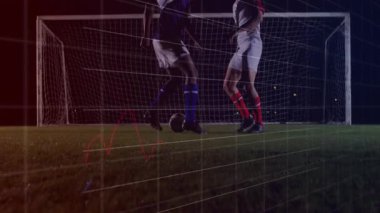 Futbolcular topa itişip kakışarak sahada spor analitiği grafiği çizerek ilerliyorlar. Atletizm, rekabet, çeviklik, spor giyim, taktik, takım çalışması, hareket