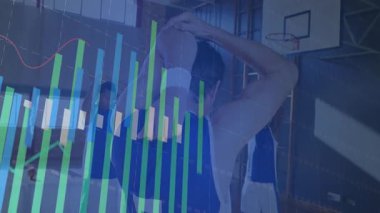 Basketbolcu, top atmadan önce spor analitik çubuklarını çalıştırarak geriliyor. Atletizm, performans, fitness, görselleştirme, takım çalışması, antrenman, spor kıyafeti