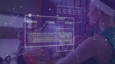 Stüdyoda bisiklete binen altı bisiklet sürücüsü yüzen veri panellerinin döngü ölçümlerine neden oluyor. Fitness, teknoloji, performans, yenilik, eğitim, biyomekanik, motivasyon