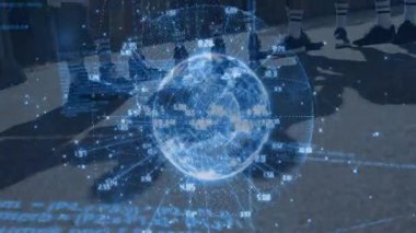 Plaza 'da oturan altı adam, sıralı hologramı çalıştırıyor teknolojinin verilerini yansıtıyor. Gelecek, işbirliği, yenilik, dijital, kentsel, canlı, takım çalışması