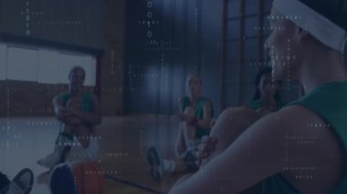 Koç oyuncuların spor ısınması için basketbol sahasından geçen beyzbol sahasındaki kafa bandını esnetiyorlar. Atletizm, takım çalışması, yoldaşlık, yüksek enerji, spor giyimi, eğitim, motivasyon