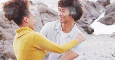 Gülümsedikten sonra kucaklaşan çift, çevresindeki teknolojik şebeke giderek zayıflayan bağlantıyı tasvir ediyor. Romantizm, samimiyet, dijital, bağlantı, dinginlik, manzara, gelişigüzel