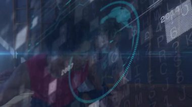 Spor analizi için zaman çizelgesini etkinleştiren iki adam basketbol potasında smaç basarak top sürüyor. Atletizm, teknoloji, yenilik, takım çalışması, spor, dijital, hareket