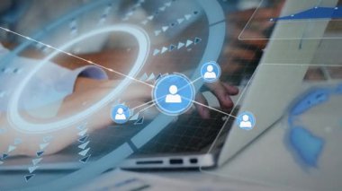 Eller dizüstü bilgisayarda ağ grafiğini başlatıyor, veri bağlantısı için kullanıcı simgeleri yerleştiriyor. Teknoloji, bağlantı, dijital, ağ, işbirliği, modern, yenilik