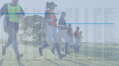 Koç 'un işaretinde, bayan beyzbol oyuncuları hoplayıp zıplıyor çimlerin üzerindeki işaretleri almak için eğiliyor. Takım, sporcular, antrenman, fitness, açık hava, aktif giyim, sportmenlik