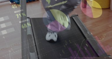 Spor salonunda koşu bandı kullanan birinin alt kısmıyla istatistiksel veri işleme. Spor, spor ve teknoloji konsepti