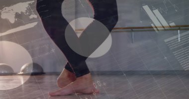 Beyaz kadın dansçı üzerinden veri işleme görüntüsü. Küresel spor ve dijital arayüz kavramı dijital olarak oluşturulmuş görüntü.