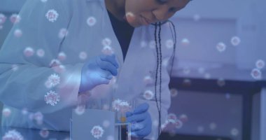 Test tüplü kadın bilim adamının üzerindeki virüs hücrelerinin görüntüsü. Küresel bilim ve dijital arayüz kavramı dijital olarak oluşturulmuş görüntü.