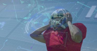 Amerikan futbolcusu yerine dijital arayüz görüntüsü. Küresel spor, dijital arayüz ve veri işleme kavramı dijital olarak oluşturulmuş görüntü.