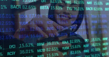 Ödeme terminali kullanan bir kadının dijital veri işleme görüntüsü. Küresel finans, bağlantılar, veri işleme ve dijital arayüz konsepti dijital olarak oluşturuldu.