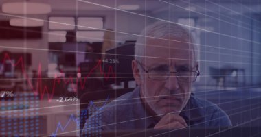 Kafkasyalı iş adamının düşünce tarzının veri işleme görüntüsü. Küresel iş ve dijital arayüz kavramı dijital olarak oluşturulmuş görüntü.