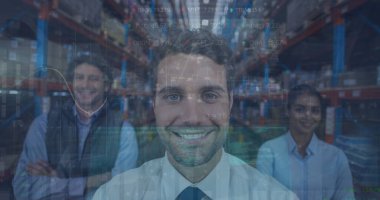 Depoda çalışan adamın veri işleme görüntüsü. Genel gönderim ve bağlantılar konsepti dijital olarak oluşturuldu.