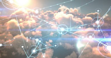 Gökyüzündeki bulutlara karşı birden fazla sayının ve parlayan bağlantı ağının görüntüsü. Küresel ağ ve iş teknolojisi kavramı