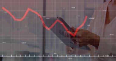 Ofiste kırmızı çizgi çizelgesi, sayısal etiketleri, ızgarası, kopyalama alanı olan tablet kullanan yönetici. Finans, analitik, teknoloji, şirket, veri, profesyonel, modern